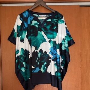 Peter Nygard Boxy Slinky top Small‎